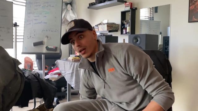 Le pull Helly Hansen gris de PRIME dans sa vidéo YouTube LE CORONAVIRUS NOUS A EUS ! #LAVIDE
