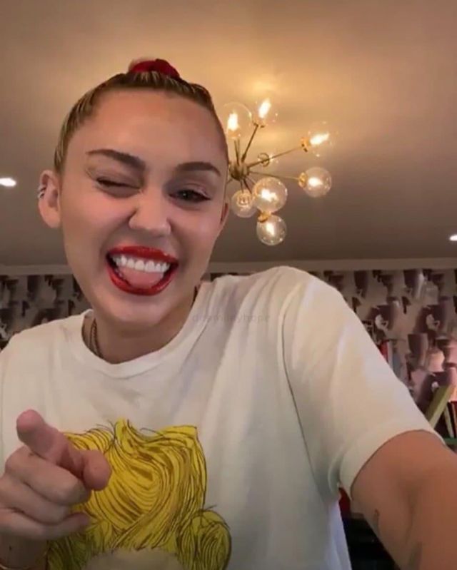 Rupaul Blonde Portrait Tee porté par Miley Cyrus Vif d'Esprit: Vivre avec Miley: Episode 5 le 20 Mars 2020