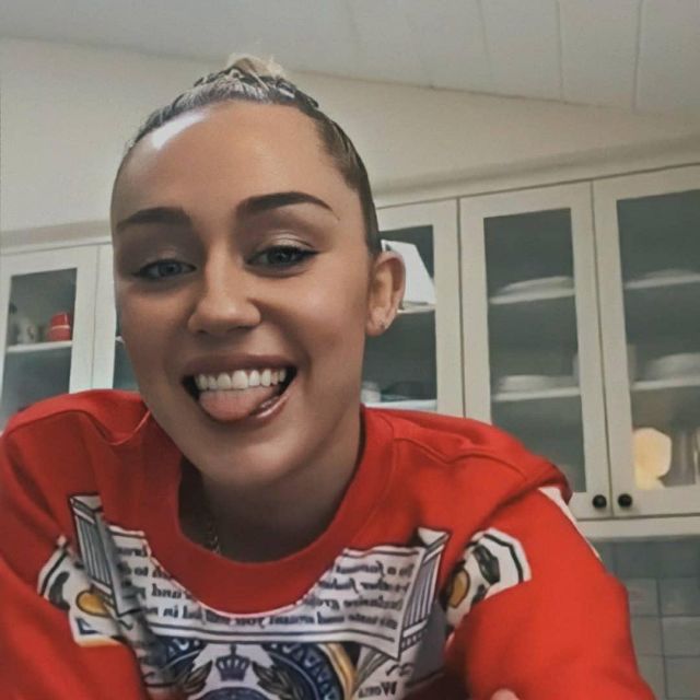 Moschino Jersey de Coton Sweat-shirt porté par Miley Cyrus Vif d'Esprit: Vivre avec Miley: Episode 4 le 19 Mars 2020