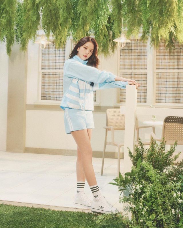 Short tracksuit blue worn by Jisoo on the account Instagram of @sooyaaa__