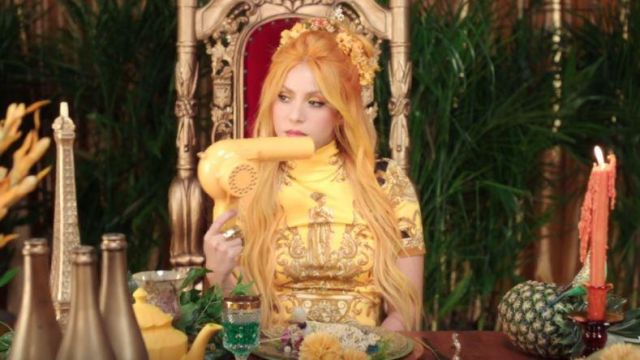 Versace Baroque Robe imprimée de Shakira de Shakira, Anuel AA - Me Gusta (Vidéo Officielle)
