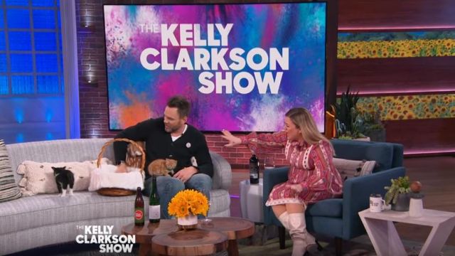 Marc jacobs Pais­ley Dress worn by Kelly Clarkson on The Kelly Clarkson Show March 20, 2020