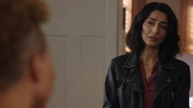 Chaqueta de cuero negro usada por Hannah Khoury (Necar Zadegan) en NCIS: New Orleans Temporada 6 Episodio 17