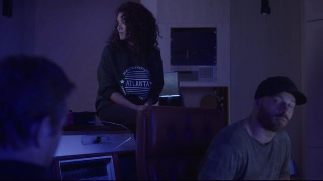 The sweatshirt-green Daisy Street "Atlanta" worn by Inès (Sabrina Ouazani) in Validated (S01E05)
