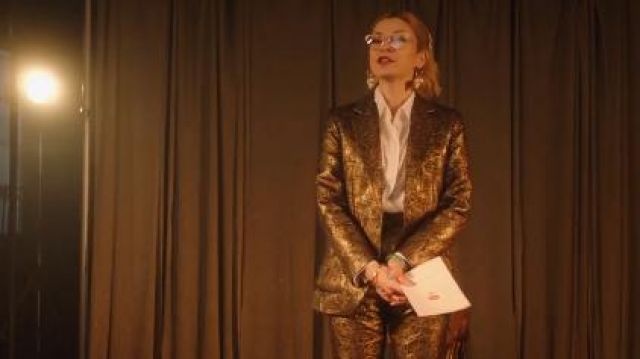 Gold Blaz­er worn by Pepper Smith (Julia Chan) in Katy Keene Season 1 Episode 7