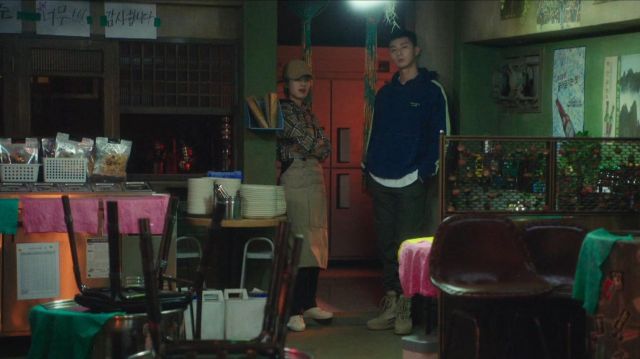 Sweat à capuche en Bleu porté par le Parc Sae Ro Yi (Park Seo joon) dans Itaewon Classe de l'Épisode 4