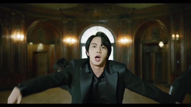 Blusa de satén Bottega Veneta usada por Jin en BTS (방탄소년단) 'Black Swan' Official MV