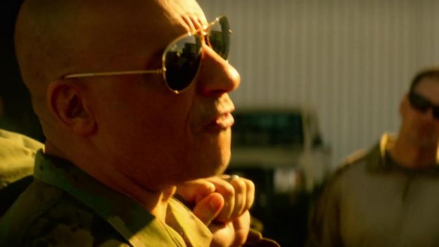Ray-Ban aviator lunettes de soleil en or portés par les Rayons de la Garnison (Vin Diesel) dans injectés de sang