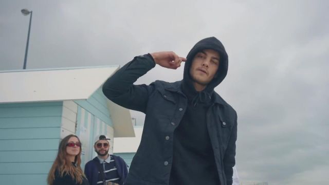 The black jacket with hood worn by Bekar in her video clip ByeBye