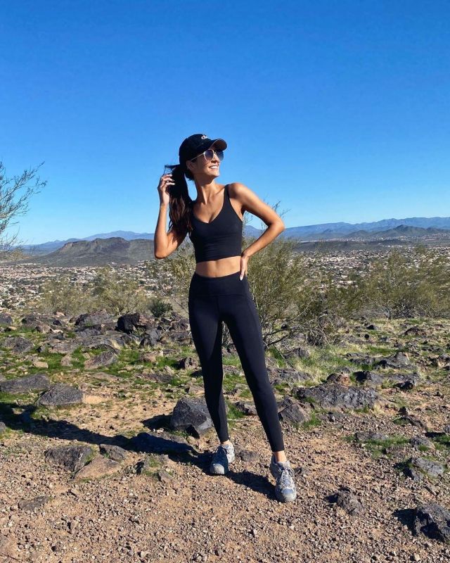 Sun­glass­es of Jaclyn Ram on the Instagram account @myviewinheels