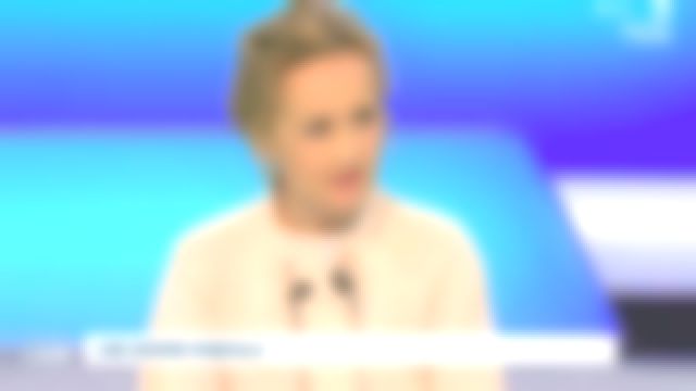 La robe courte avec bouton pression de Caroline Roux dans C dans l'air le 25.03.2020
