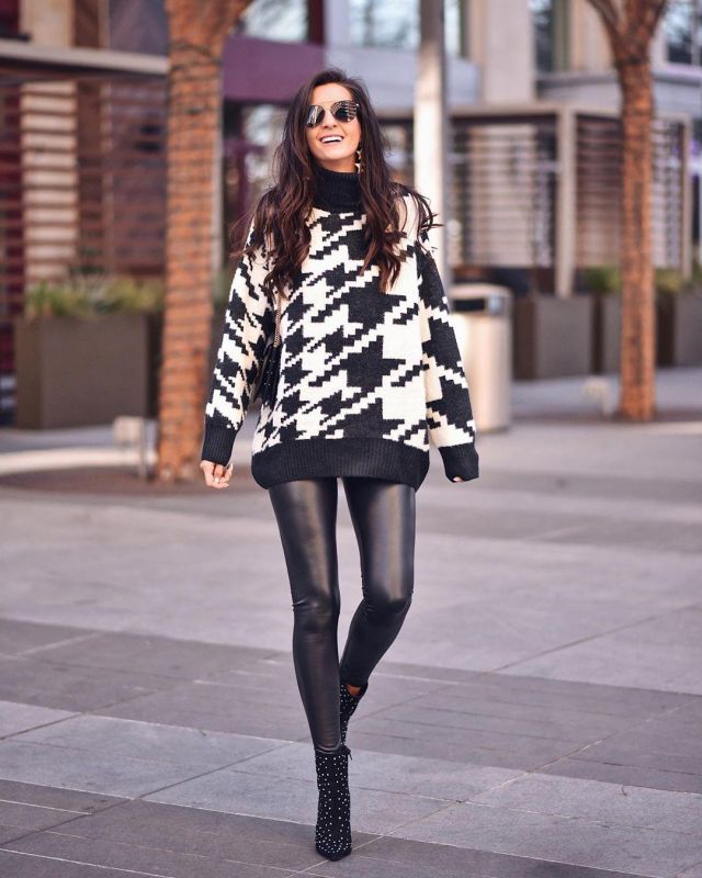Faux Leather Leg­gings of Jaclyn Ram on the Instagram account @myviewinheels