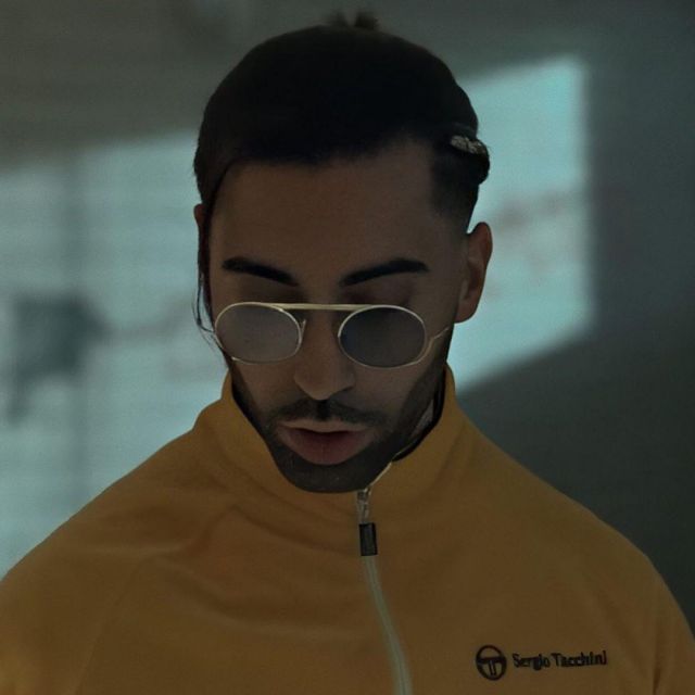 La veste de survêtement jaune Sergio Tacchini portée par Ademo sur le compte Instagram de @pnleikichi