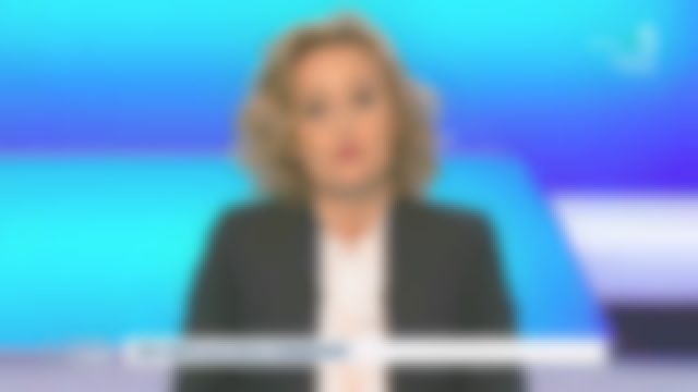 La blouse blanche en soie à col et emmanchures volantés de Caroline Roux dans C dans l'air le 26.03.2020