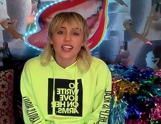 Pour Écrire l'Amour sur Ses Bras Pullover Hoodie, portés par Miley Cyrus Vif d'Esprit: Vivre avec Miley: Épisode 9, 26 Mars 2020