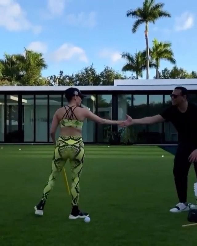 Niyama Sol Python High Waisted Legging porté par Jennifer Lopez Arod Instagram 29 Mars 2020