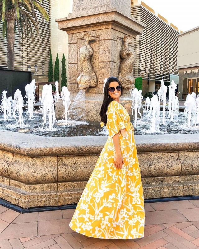 Ma­ter­ni­ty Maxi Dress of Michelle Zuzek on the Instagram account @stylebeacon