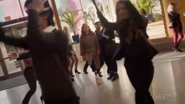 White Sneakers worn by Zoey (Jane Levy) in Zoey's Extraordinary Playlist Season 1 Episode 8