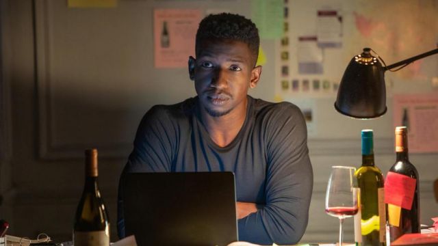 The t-shirt blue grey of Elijah (Mamoudou Athie) in the taste of The wine