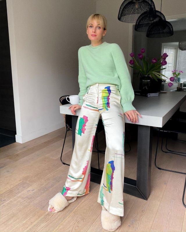 Pat­terned Satin Trousers of Naaomi on the Instagram account @naaomiross
