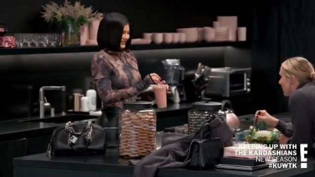 Noir Sac en Cuir porté par Kylie Jenner en accord avec les Kardashians Saison 18 Épisode 1