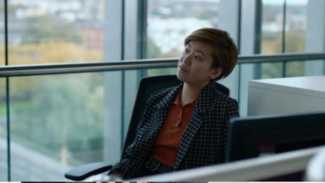 Polo Top en Orange porté par Eleanor (Katie Leung) dans Le Nid Saison 1 Épisode 2