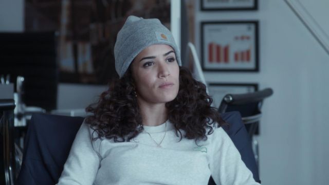 Le bonnet gris Carhartt porté par Inès (Sabrina Ouazani) dans Validé (S01E03)