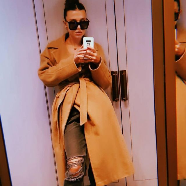 El abrigo que lució Millie Bobby Brown en su cuenta de Instagram @milliebobbybrown 