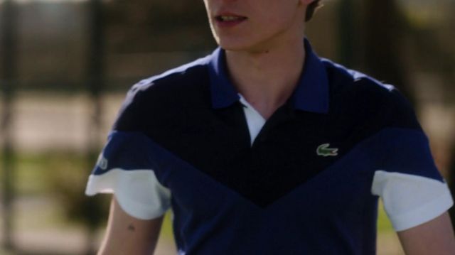 The polo shirt colorblock blue black white Lacoste of Ander (Arón Piper) in Elite (Season 1)