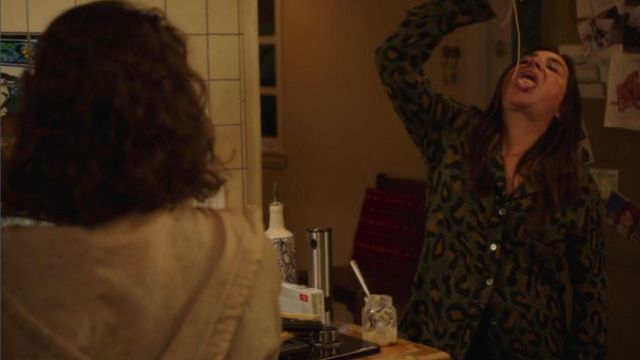 Vert Leopard Print Pyjama porté par Sam Fox (Pamela Adlon) dans le Meilleur des Choses à la Saison 4 Épisode 5