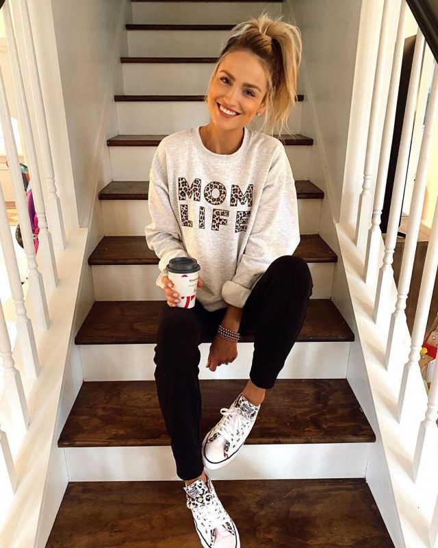 Plush Up­state Sweat­pants of Taylor Cassidy on the Instagram account @littleblondebook