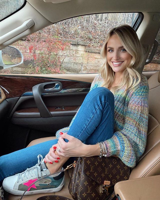 Rain­bow Stripe Sweater of Taylor Cassidy on the Instagram account @littleblondebook