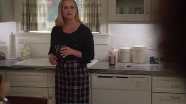 Jupe à carreaux portée par Elena Richardson (Reese Witherspoon) en Petits Feux Partout Saison 1 Épisode 4