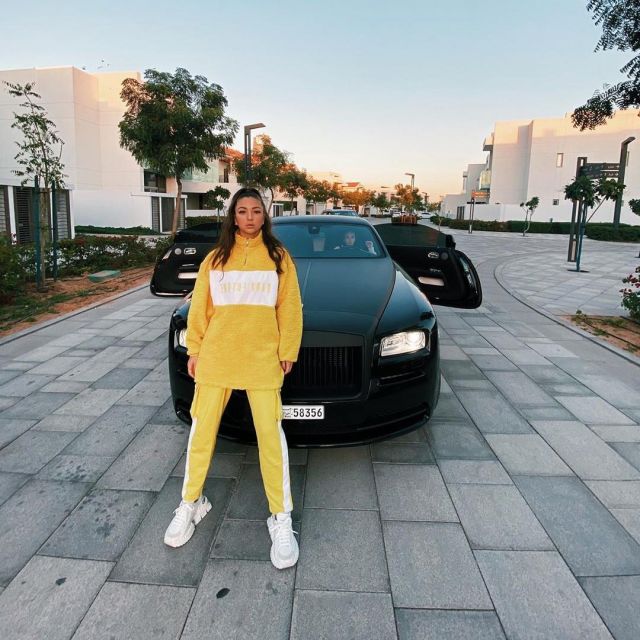 The sweater yellow zipped worn by Eva Queen on his account Instagram @iam_evaqueen