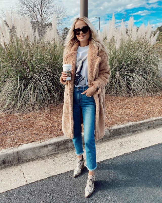 Sovesal asiatisk Meyella Anine bing Ramona Sweatshirt of Taylor Cassidy on the Instagram account  @littleblondebook | Spotern