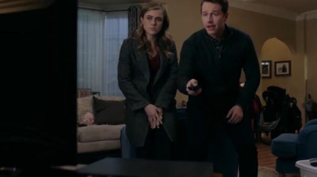 Manteau gris porté par Michaela Pierre (Melissa Roxburgh) dans le Manifeste Saison 2 Épisode 12