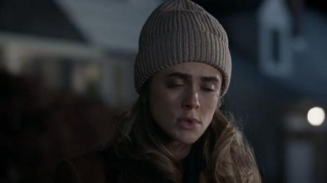 Knit­ted Hat worn by Michaela Stone (Melissa Roxburgh) in Manifest Season 2 Episode 13