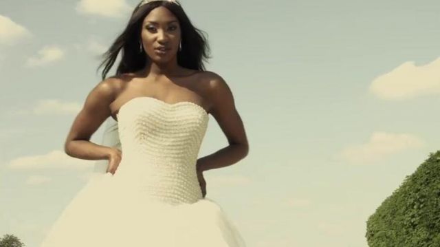 La robe de mariée blanche portée par Aya Nakamura dans son clip Brisé