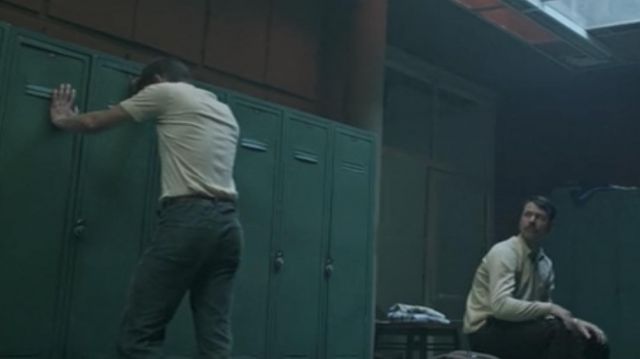 Pantalones vaqueros rectos oscuros usados por J. Randolph Bentley (Jeremy Irvine) en Treadstone (S01E02)
