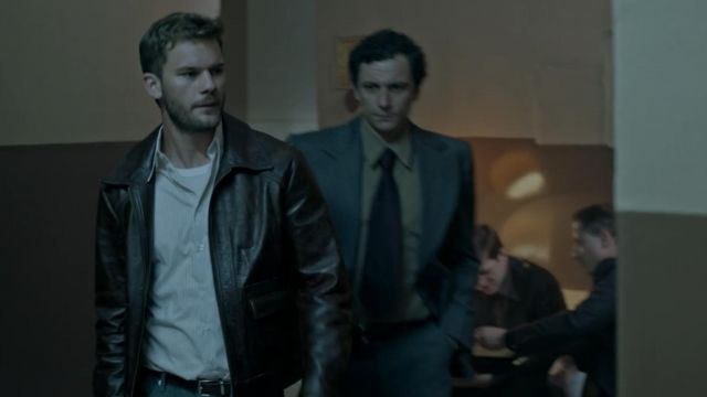 Chaqueta de cuero marrón usada por J. Randolph Bentley (Jeremy Irvine) como se ve en Treadstone (S01E02)