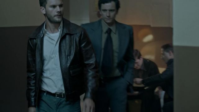 Camisa despojada usada por J. Randolph Bentley (Jeremy Irvine) como se ve en Treadstone (S01E02)
