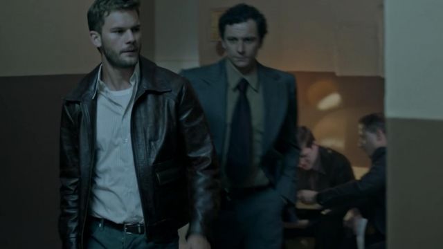 Cinturón marrón usado por J. Randolph Bentley (Jeremy Irvine) como se ve en Treadstone (S01E02)
