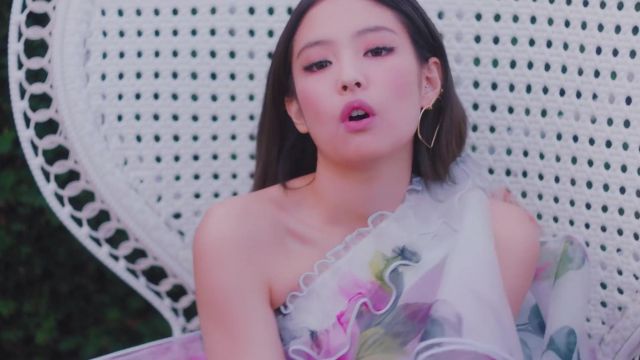 Pendientes huecos en forma de corazón Que Stud usó Jennie Kim en su video musical SOLO