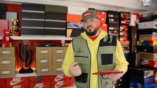 The vest tactical green khaki Tonton Gibs in his video THE MOST BEAUTIFUL SNEAKERS OF MARCH 2020 as a "TOP 10"