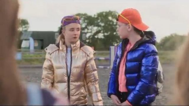 Chaqueta dorada usada por Becky (Kerry Ingram) en Free Rein Temporada 3 Episodio 6