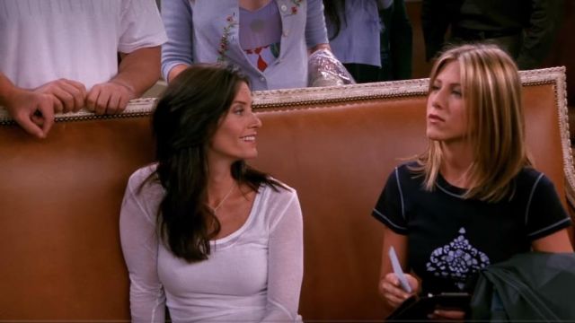 Haut noir avec du blanc coutures porté par Rachel Green (Jennifer Aniston) les Amis (S08E02)