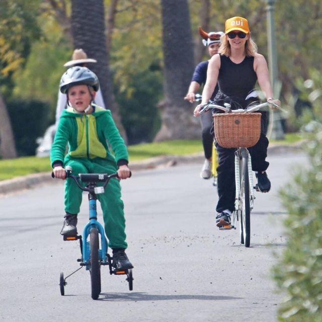 Ray-Ban Orig­i­nal Way­far­er Sun­glass­es worn by Reese Witherspoon Riding Her Bike March 31, 2020
