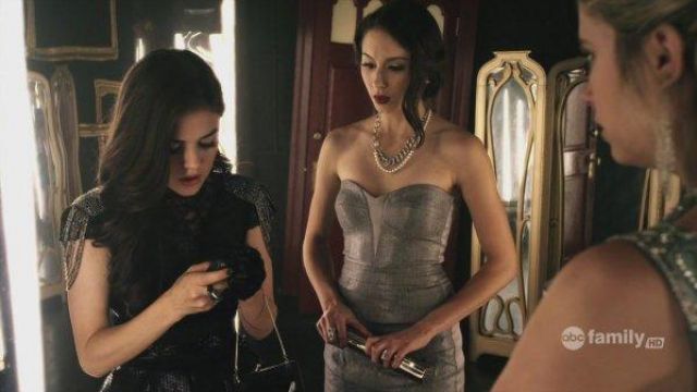 The prom dress black Bebe in sequin and lace Aria Montgomery (Lucy Hale) in the series Pretty Little Liars