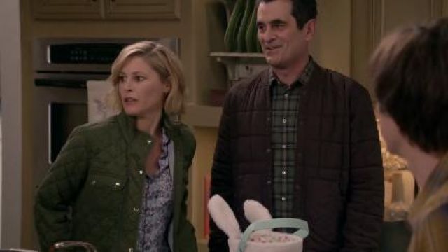 Green QUilt­ed Jack­et worn by Claire Dunphy (Julie Bowen) in Modern Family Season 11 Episode 16