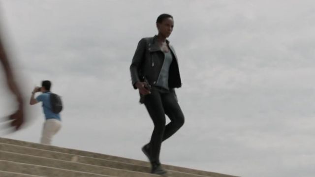 Black super skinny denim pants worn by Tara Coleman (Tracy Ifeachor) as seen in Treadstone (S01E02)